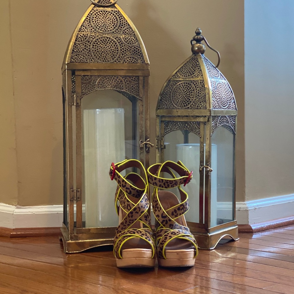 Sandal pump with a while lot of fierce